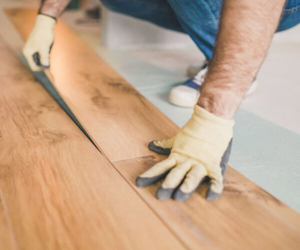 Suelos de cerámica imitando a madera. Nuevo en el mercado, el azulejo que imita la madera.