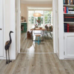 Suelo Laminado LL200 Laminate Roble Campesino Beige 6833 AC4 2052x208x12mm MAIA-OTTO - Imagen 2